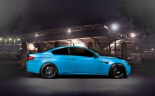 Синий BMW 3 series в тумане
